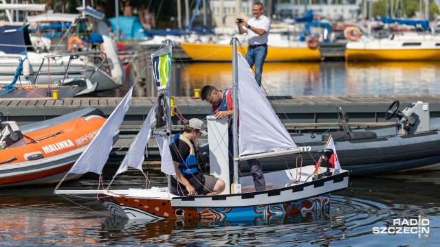 Fot. Robert Stachnik [Radio Szczecin] Dorsz zwodowany na Dąbiu. To łódka zbudowana przez uczniów XVI LO [WIDEO, ZDJĘCIA]