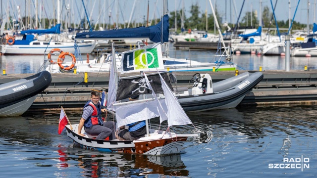 Fot. Robert Stachnik [Radio Szczecin] Dorsz zwodowany na Dąbiu. To łódka zbudowana przez uczniów XVI LO [WIDEO, ZDJĘCIA]