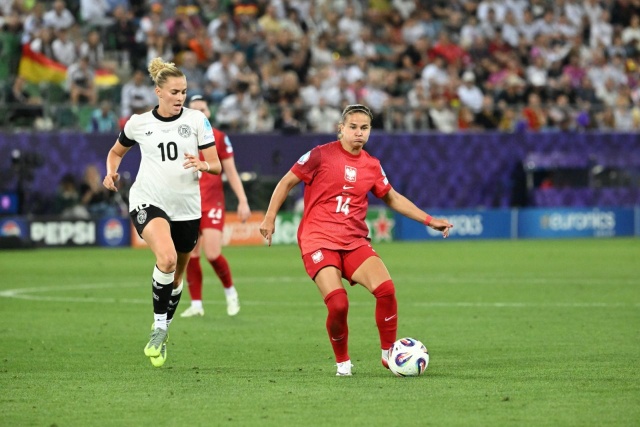 Od prawej: Dominika Grabowska i Laura Freigang. Fot. PAP/Marcin Bielecki Piłkarskie Euro: Polki przegrały z Niemkami [ZDJĘCIA]