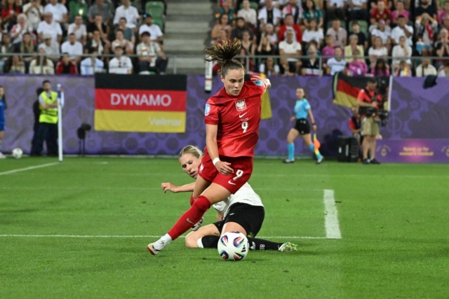 Ewa Pajor i Rebecca Knaak. Fot. PAP/Marcin Bielecki Piłkarskie Euro: Polki przegrały z Niemkami [ZDJĘCIA]