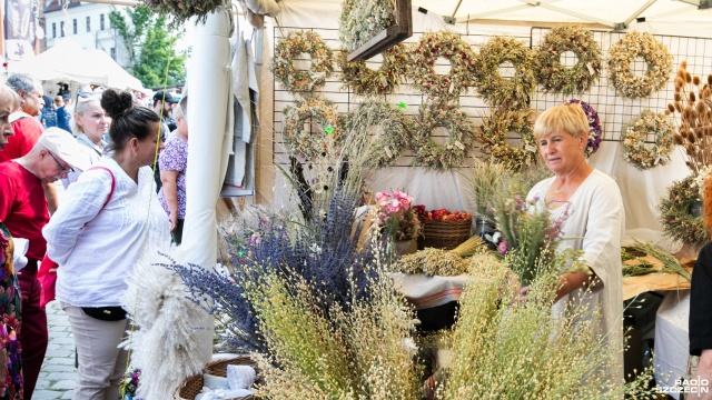 Fot. Weronika Łyczywek [Radio Szczecin] Jarmark Jakubowy: wypiekane na miejscu rogaliki, kapcie czy serki górskie [ZDJĘCIA]