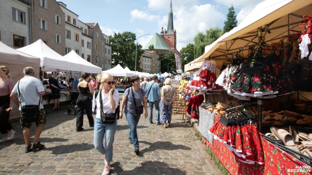 Fot. Weronika Łyczywek [Radio Szczecin] Jarmark Jakubowy: wypiekane na miejscu rogaliki, kapcie czy serki górskie [ZDJĘCIA]