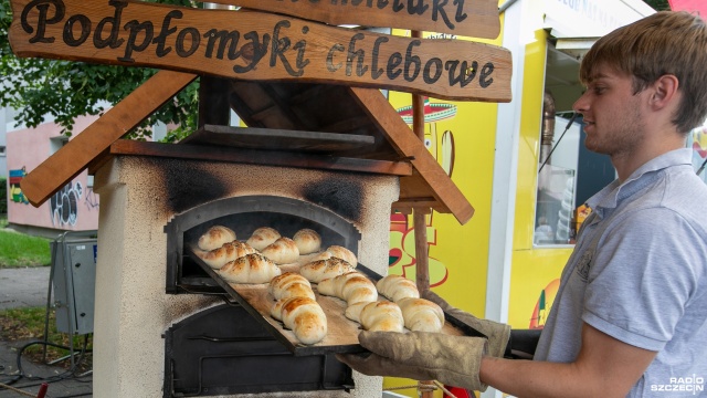 Fot. Weronika Łyczywek [Radio Szczecin] Jarmark Jakubowy: wypiekane na miejscu rogaliki, kapcie czy serki górskie [ZDJĘCIA]