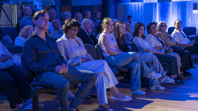 Tomasz Szczęsny – syn Mikołaja Szczęsnego (od lewej) i Jolanta Szczęsna – żona Mikołaja Szczęsnego wśród publiczności koncertu. Fot. Maciej Papke Niezapomniany wieczór pamięci Mikołaja Szczęsnego w Radiu Szczecin [WIDEO, ZDJĘCIA]