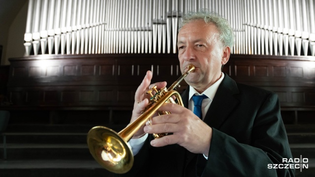 Eckhard Schmidt – trębacz Stuttgarter Barock-Collegium. Fot. Robert Stachnik [Radio Szczecin] Artyści z Polski, Niemiec i Ukrainy w hołdzie Bachowi [WIDEO, ZDJĘCIA]