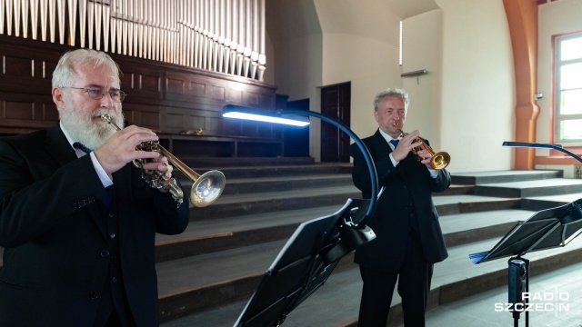 Rudi Scheck (od lewej) i Eckhard Schmidt – trębacze Stuttgarter Barock-Collegium. Fot. Robert Stachnik [Radio Szczecin] Artyści z Polski, Niemiec i Ukrainy w hołdzie Bachowi [WIDEO, ZDJĘCIA]