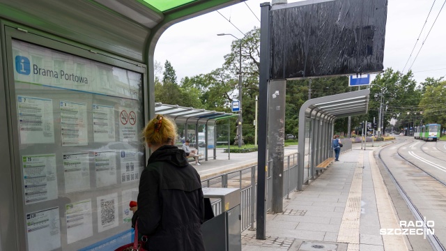 Fot. Robert Stachnik [Radio Szczecin] Zepsute tablice informacyjne na kluczowych przystankach komunikacji [ZDJĘCIA]