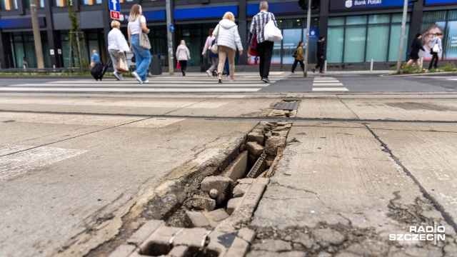 Fot. Robert Stachnik [Radio Szczecin] Brama Portowa i jej zapadnięte odpływy. "Tu naprawdę grozi niebezpieczeństwo..." [ZDJĘCIA]