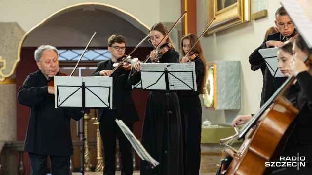 Artur Mykytka (od lewej) – koncertmistrz Orkiestry Lwowskiej Narodowej Akademii Muzycznej. Fot. Robert Stachnik [Radio Szczecin] Owacyjne przyjęcie Orkiestry Lwowskiej Narodowej Akademii Muzycznej [WIDEO, ZDJĘCIA]