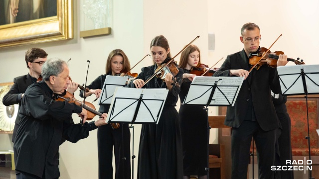 Artur Mykytka (od lewej) – koncertmistrz Orkiestry Lwowskiej Narodowej Akademii Muzycznej ze skrzypkami orkiestry. Fot. Robert Stachnik [Radio Szczecin] Owacyjne przyjęcie Orkiestry Lwowskiej Narodowej Akademii Muzycznej [WIDEO, ZDJĘCIA]