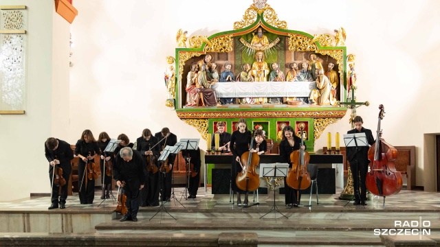 Orkiestra Lwowskiej Narodowej Akademii Muzycznej pod dyrekcją Artura Mykytki przyjmuje owacyjne brawa publiczności. Fot. Robert Stachnik [Radio Szczecin] Owacyjne przyjęcie Orkiestry Lwowskiej Narodowej Akademii Muzycznej [WIDEO, ZDJĘCIA]
