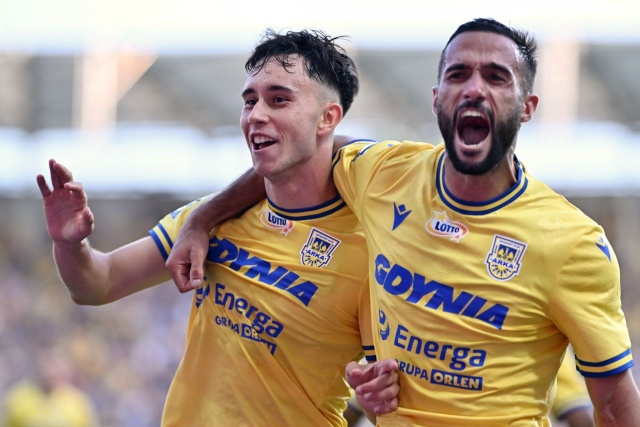 Kamil Jakubczyk i Julien Celestine. Fot. PAP/Marcin Gadomski Pogoń przegrywa w Gdyni. Gol, gesty i przeprosiny Jakubczyka [ZDJĘCIA, AKTUALIZACJA]