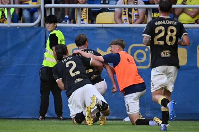 Fot. PAP/Marcin Gadomski Pogoń przegrywa w Gdyni. Gol, gesty i przeprosiny Jakubczyka [ZDJĘCIA, AKTUALIZACJA]