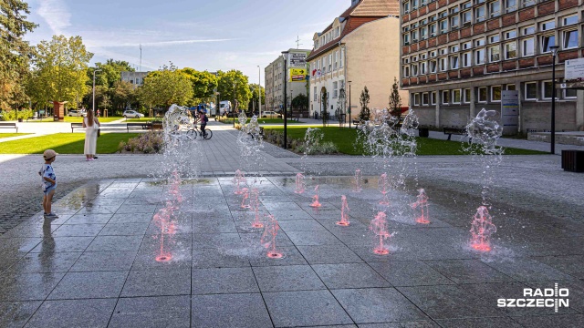 Fot. Robert Stachnik [Radio Szczecin] Postępują prace przy przebudowie pl. Wolności w Nowogardzie [ZDJĘCIA]