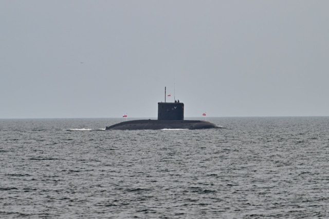 Okręt podwodny ORP Orzeł. Fot. PAP/Marcin Gadomski Parada morska na Bałtyku u wybrzeży Helu [ZDJĘCIA]