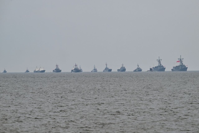 Parada Morska w Święto Wojska Polskiego. Fot. PAP/Marcin Gadomski Parada morska na Bałtyku u wybrzeży Helu [ZDJĘCIA]