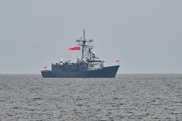 ORP Gen. T. Kościuszko. Fot. PAP/Marcin Gadomski Parada morska na Bałtyku u wybrzeży Helu [ZDJĘCIA]