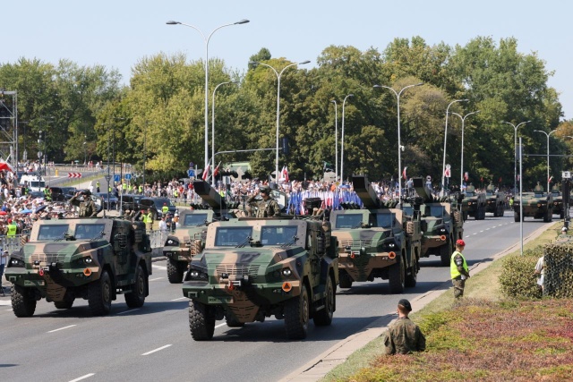 Wyrzutnie BSP-U Gladius. PAP/Rafał Guz Największa defilada w Święto Wojska Polskiego [ZDJĘCIA]