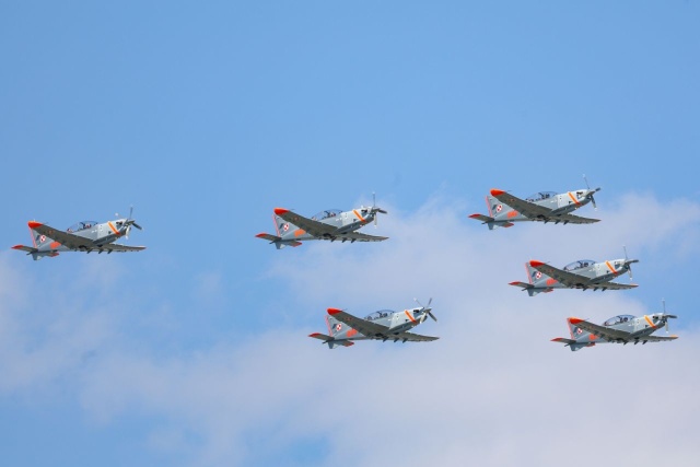 Samoloty szkolno-treningowe PZL Orlik. Fot. PAP/Rafał Guz Największa defilada w Święto Wojska Polskiego [ZDJĘCIA]
