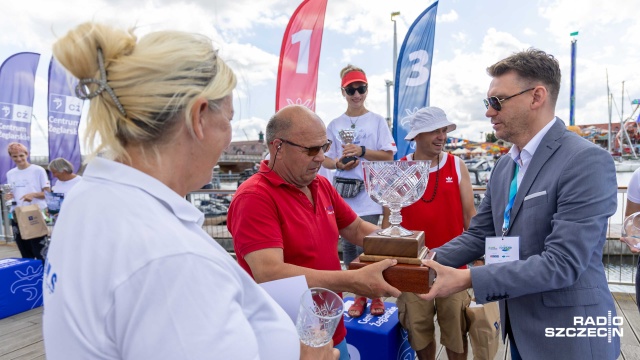 Fot. Robert Stachnik [Radio Szczecin] Nagrody dla zwycięzców regat o Puchar Prezydenta Szczecina [ZDJĘCIA]