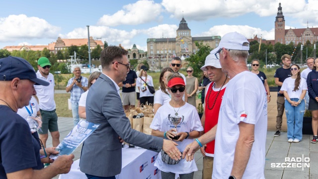 Fot. Robert Stachnik [Radio Szczecin] Nagrody dla zwycięzców regat o Puchar Prezydenta Szczecina [ZDJĘCIA]