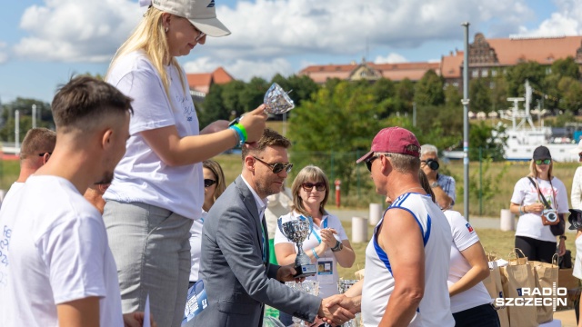 Fot. Robert Stachnik [Radio Szczecin] Nagrody dla zwycięzców regat o Puchar Prezydenta Szczecina [ZDJĘCIA]