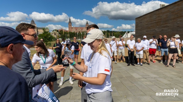 Fot. Robert Stachnik [Radio Szczecin] Nagrody dla zwycięzców regat o Puchar Prezydenta Szczecina [ZDJĘCIA]