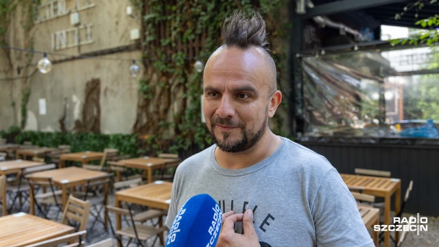 Bartek Orłowski. Fot. Robert Stachnik [Radio Szczecin] Lekkość i hawajski ogień. Ukulele opanowały Ogrody Śródmieście [ZDJĘCIA]