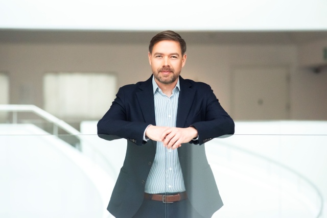 Przemysław Neumann – dyrygent 13. International Lutosławski Youth Orchestra 2025. Fot. Materiały prasowe Filharmonii w Szczecinie. Fot. Kamila Kozioł [Filharmonia w Szczecinie] Muzycy z sześciu kontynentów w Filharmonii. Rozpoczyna się 13. edycja ILYO [ZDJĘCIA]