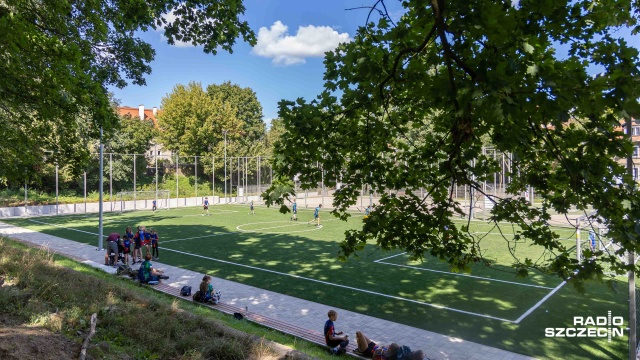 Fot. Robert Stachnik [Radio Szczecin] Nowa strefa sportu na Pogodnie. Skwer Romana Kużaka oficjalnie otwarty [WIDEO, ZDJĘCIA]