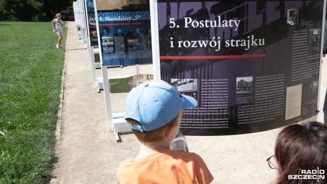Fot. Weronika Łyczywek [Radio Szczecin] W rocznicę szczecińskiego Sierpnia'80. Wystawa na Jasnych Błoniach [WIDEO, ZDJĘCIA]