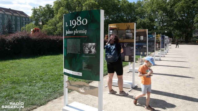Fot. Weronika Łyczywek [Radio Szczecin] W rocznicę szczecińskiego Sierpnia'80. Wystawa na Jasnych Błoniach [WIDEO, ZDJĘCIA]