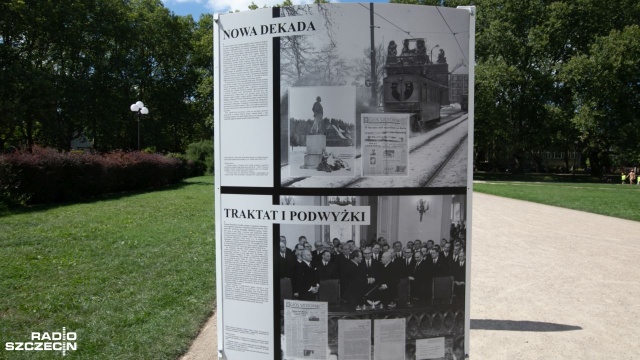 Fot. Weronika Łyczywek [Radio Szczecin] W rocznicę szczecińskiego Sierpnia'80. Wystawa na Jasnych Błoniach [WIDEO, ZDJĘCIA]