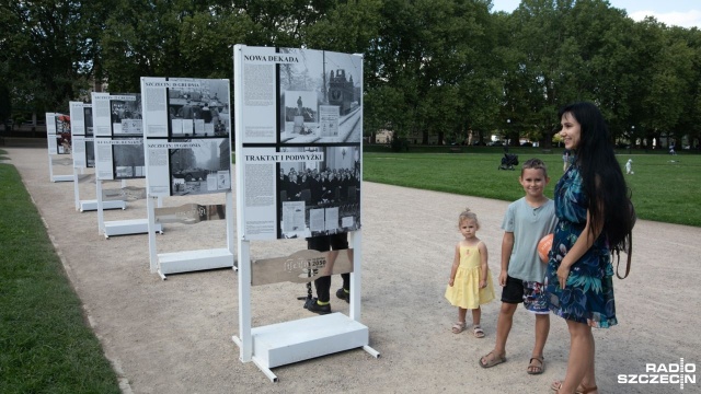 Fot. Weronika Łyczywek [Radio Szczecin] W rocznicę szczecińskiego Sierpnia'80. Wystawa na Jasnych Błoniach [WIDEO, ZDJĘCIA]