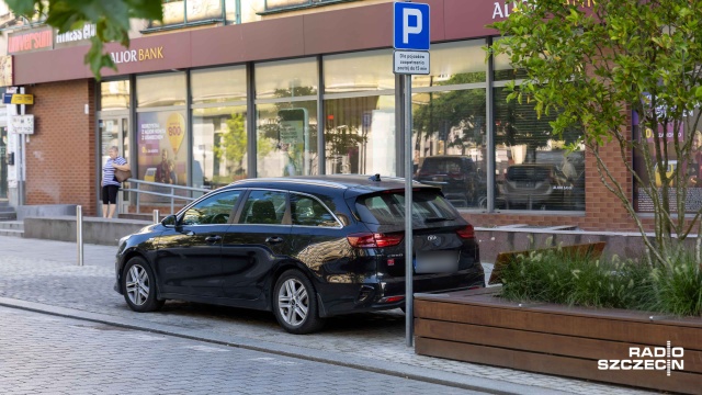 Fot. Robert Stachnik [Radio Szczecin] Osobówki i dostawczaki. Polowanie na miejsce parkingowe w centrum [ZDJĘCIA]