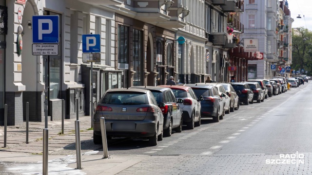 Fot. Robert Stachnik [Radio Szczecin] Osobówki i dostawczaki. Polowanie na miejsce parkingowe w centrum [ZDJĘCIA]