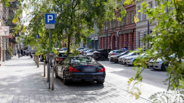 Fot. Robert Stachnik [Radio Szczecin] Osobówki i dostawczaki. Polowanie na miejsce parkingowe w centrum [ZDJĘCIA]