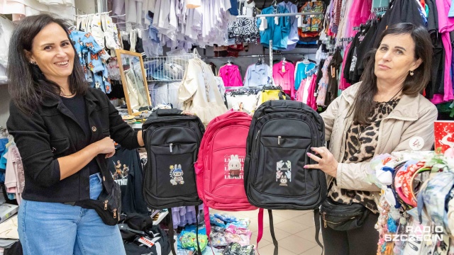 Fot. Robert Stachnik [Radio Szczecin] Małe rzeczy, wielkie wydatki. Rodzice kompletują wyprawki szkolne [ZDJĘCIA]