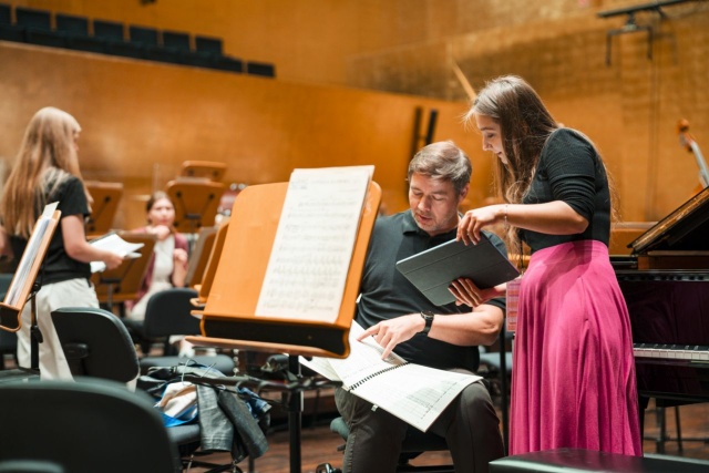 Aleksandra Świgut – pianistka (od prawej) i Przemysław Neumann – dyrygent na próbie generalnej ILYO 2025. Fot. Piotr Nykowski Finał ILYO 2025 w Złotej Sali Filharmonii [ZDJĘCIA]