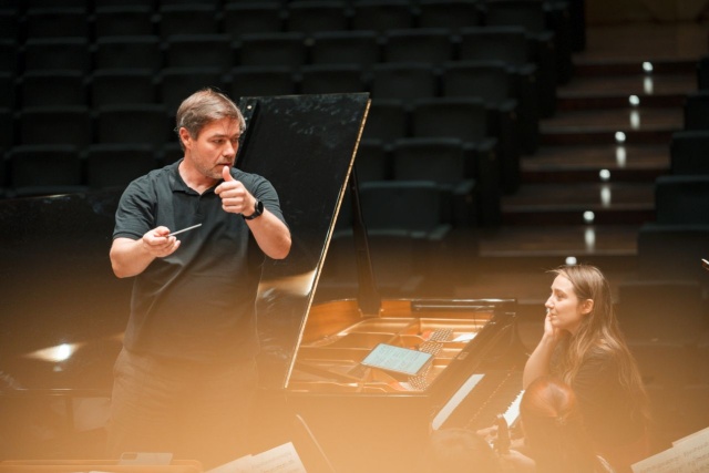 Przemysław Neumann – dyrygent i Aleksandra Świgut – pianistka na próbie generalnej ILYO 2025. Fot. Piotr Nykowski Finał ILYO 2025 w Złotej Sali Filharmonii [ZDJĘCIA]