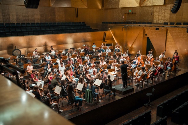 Próba generalna ILYO 2025 pod batutą Przemysława Neumanna. Fot. Piotr Nykowski Finał ILYO 2025 w Złotej Sali Filharmonii [ZDJĘCIA]