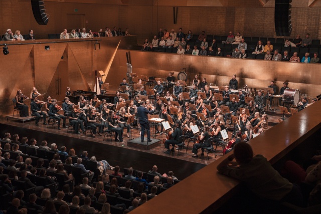 International Lutosławski Youth Orchestra 2025 pod dyrekcją Przemysława Neumanna w Złotej Sali Filharmonii im. Mieczysława Karłowicza w Szczecinie. Fot. Piotr Nykowski Owacyjne przyjęcie Aleksandry Świgut i orkiestry ILYO 2025 w Filharmonii [ZDJĘCIA]