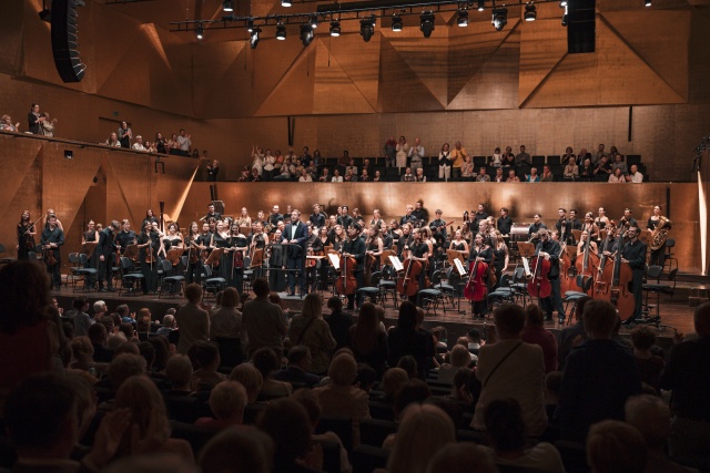 International Lutosławski Youth Orchestra 2025 pod dyrekcją Przemysława Neumanna przyjmuje owacyjne brawa publiczności Złotej Sali Filharmonii w Szczecinie. Fot. Piotr Nykowski Owacyjne przyjęcie Aleksandry Świgut i orkiestry ILYO 2025 w Filharmonii [ZDJĘCIA]