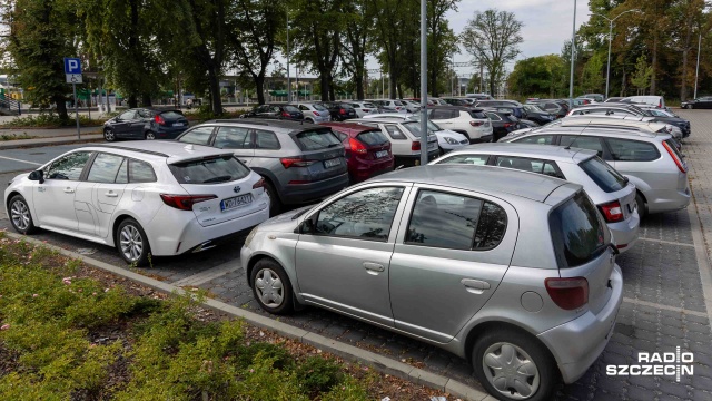 Fot. Robert Stachnik [Radio Szczecin] Parking przy Dworcu Szczecin Dąbie jest za mały. "Nigdy nie ma miejsc" [WIDEO, ZDJĘCIA]