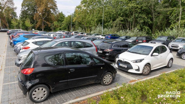 Fot. Robert Stachnik [Radio Szczecin] Parking przy Dworcu Szczecin Dąbie jest za mały. "Nigdy nie ma miejsc" [WIDEO, ZDJĘCIA]