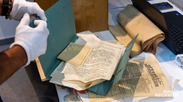 Fot. Robert Stachnik [Radio Szczecin] "Największy skarb" znaleziony w historycznej świetlicy Stoczni Szczecińskiej [WIDEO, ZDJĘCIA]