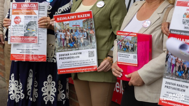 Fot. Robert Stachnik [Radio Szczecin] Pikieta przed Kuratorium Oświaty ws. "niszczenia polskiej edukacji" [ZDJĘCIA]