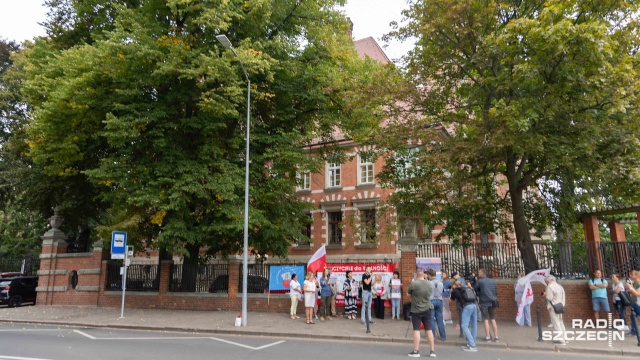 Fot. Robert Stachnik [Radio Szczecin] Pikieta przed Kuratorium Oświaty ws. "niszczenia polskiej edukacji" [ZDJĘCIA]