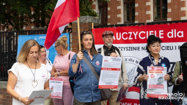 Fot. Robert Stachnik [Radio Szczecin] Pikieta przed Kuratorium Oświaty ws. "niszczenia polskiej edukacji" [ZDJĘCIA]