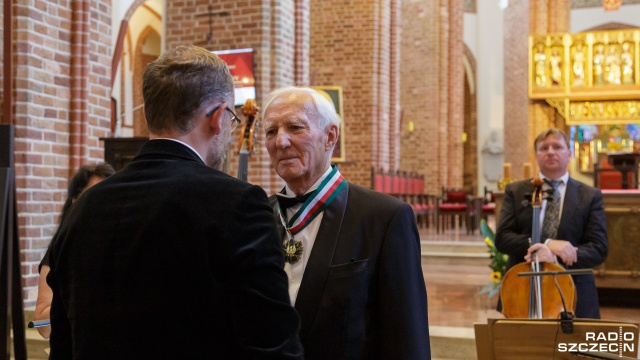 Profesor Eugeniusz Kus – dyrygent otrzymuje Złoty Medal Gloria Artis z rąk wojewody zachodniopomorskiego Zbigniewa Boguckiego. Szczecin, 2 lipca 2022 roku. Fot. Robert Stachnik [Radio Szczecin/Archiwum] Profesor Eugeniusz Kus Honorowym Obywatelem Kamienia Pomorskiego [ZDJĘCIA]